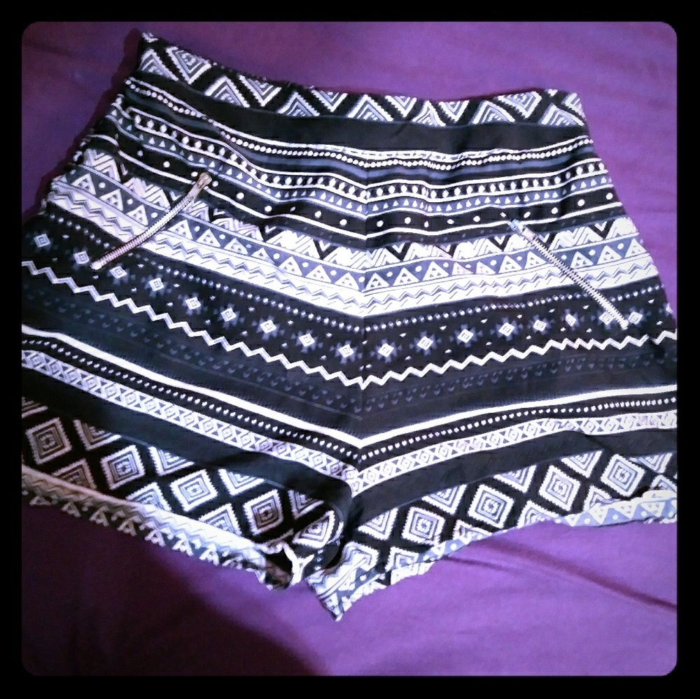 Denimlicious lounge shorts. Aztec pattern.
